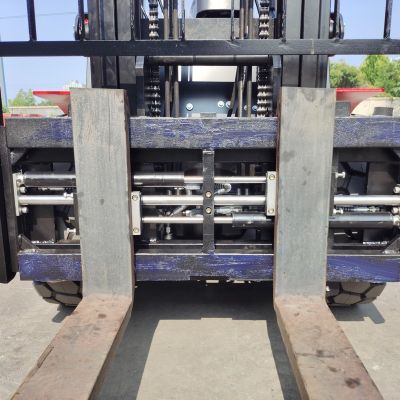 Fourche à écartement réglable pour chariot élévateur