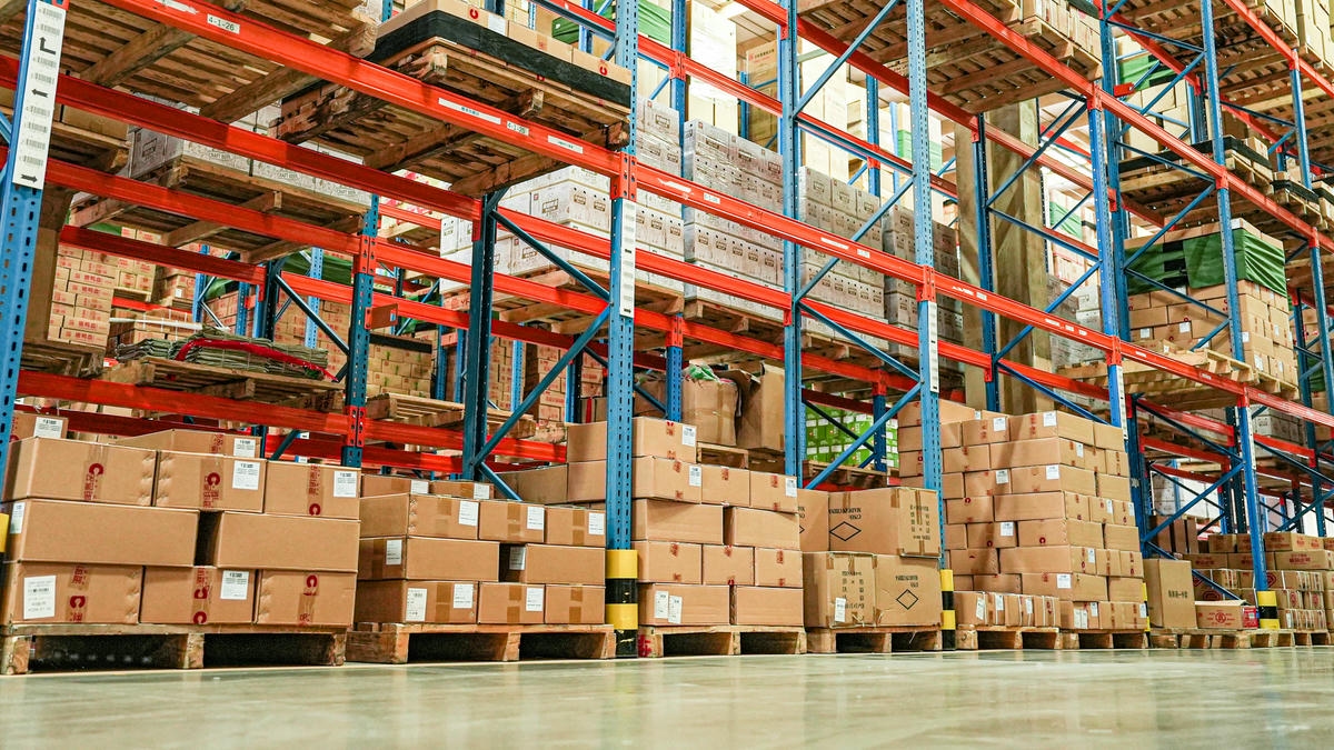 chariot élévateur dans l'industrie de l'entrepôt